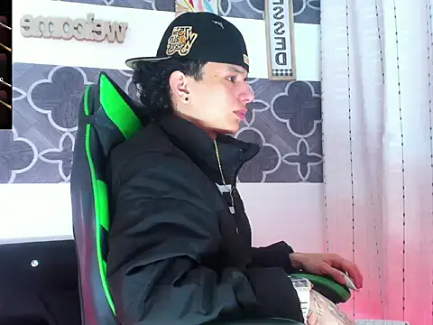 Snapshot of Skinny_batman chatting on December 2025 11:00:02 PM Skinny batman online show from December 2025 11:00:02 PM