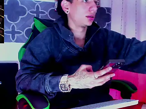 Snapshot of Skinny_batman chatting on December 2025 10:30:02 PM Skinny batman online show from December 2025 10:30:02 PM