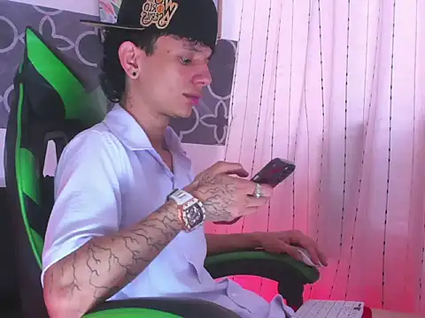 Snapshot of Skinny_batman chatting on December 2025 09:34:02 PM Skinny batman online show from December 2025 09:34:02 PM