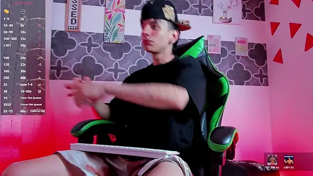 Snapshot of Skinny_batman chatting on December 2025 08:27:02 PM Skinny batman online show from December 2025 08:27:02 PM