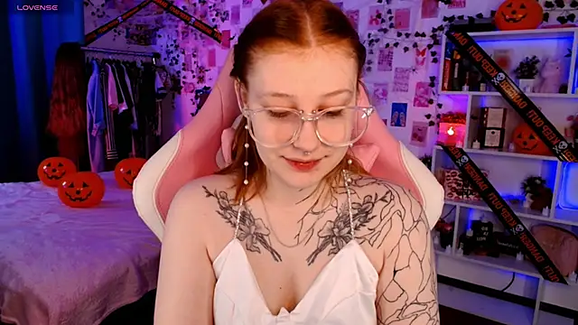 Ayla Hicks online show from October 2025 04:34:02 AM