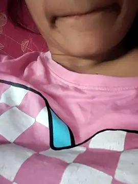 Snapshot of Queen-Bee143 chatting on February 2026 03:13:02 AM Queen-Bee143 online show from February 2026 03:13:02 AM