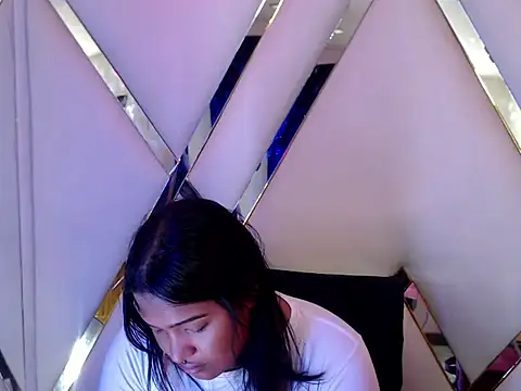 AuroraRoss online show from October 2025 05:28:01 PM