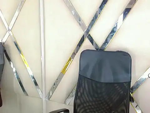 AuroraRoss online show from October 2025 07:15:02 PM