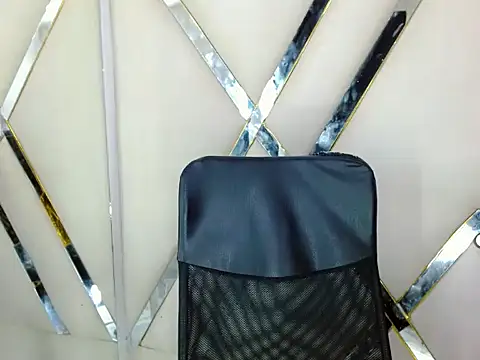 AuroraRoss online show from October 2025 07:14:02 PM