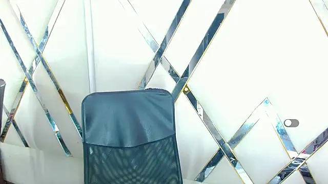 AuroraRoss online show from November 2025 06:53:01 PM