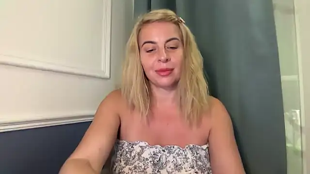 Snapshot of Miravynn chatting on December 2025 11:50:01 AM Miravynn online show from December 2025 11:50:01 AM