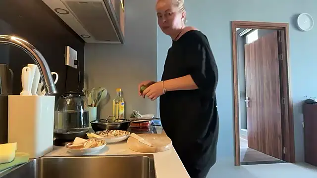 Snapshot of Miravynn chatting on February 2026 05:08:02 AM Miravynn online show from February 2026 05:08:02 AM