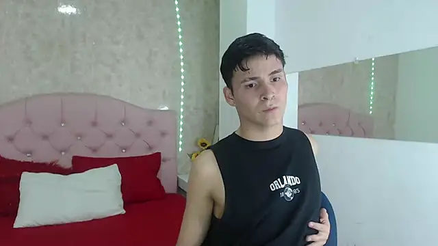 Snapshot of Aaron_Foxxx chatting on December 2025 09:23:02 PM Aaron Foxxx online show from December 2025 09:23:02 PM