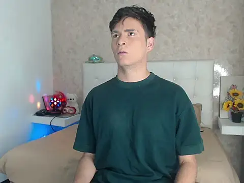 Snapshot of Aaron_Foxxx chatting on December 2025 09:20:01 PM Aaron Foxxx online show from December 2025 09:20:01 PM