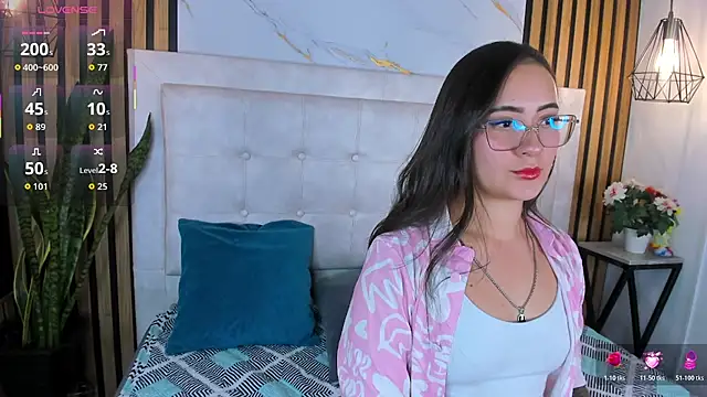 Snapshot of Honey_noir chatting on November 2025 10:43:02 PM Honey noir online show from November 2025 10:43:02 PM