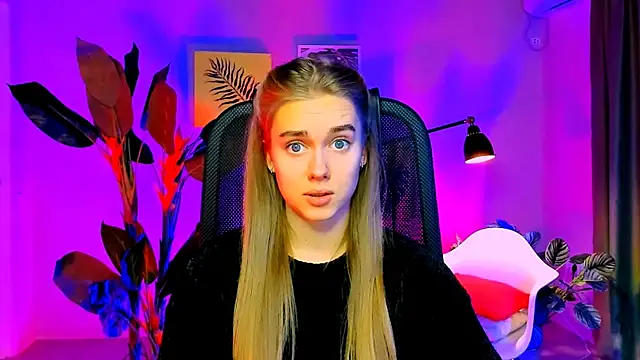 JuneWoods online show from December 2025 06:18:01 AM