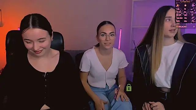 Snapshot of leslie_bird chatting on November 2025 10:18:02 AM leslie bird online show from November 2025 10:18:02 AM