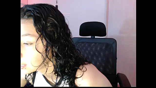 Snapshot of Ivonnybonn chatting on October 2025 08:43:02 PM Ivonnybonn online show from October 2025 08:43:02 PM