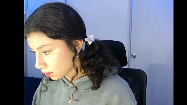 Snapshot of Ivonnybonn chatting on November 2025 05:18:02 AM Ivonnybonn online show from November 2025 05:18:02 AM