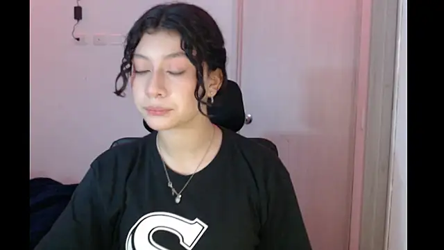 Snapshot of Ivonnybonn chatting on November 2025 07:08:01 AM Ivonnybonn online show from November 2025 07:08:01 AM