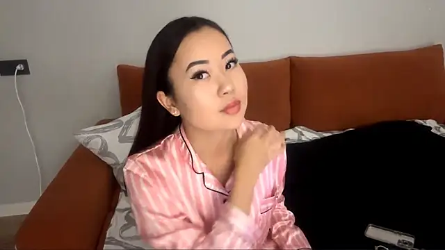 Snapshot of Ur_neighbor_Kira chatting on November 2025 01:12:02 PM Ur neighbor Kira online show from November 2025 01:12:02 PM