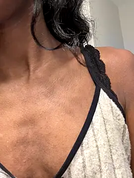 yunniq online show from October 2025 11:05:01 PM