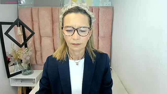 Issa Milf   online show from May 2026 01:08:01 PM
