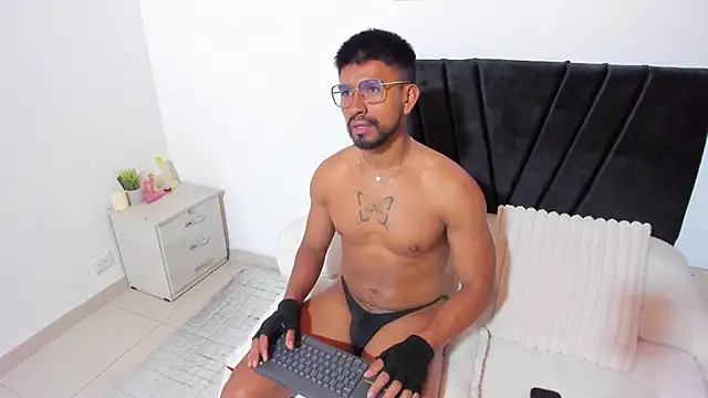 Taylormaccurdy  online show from October 2025 03:29:01 PM