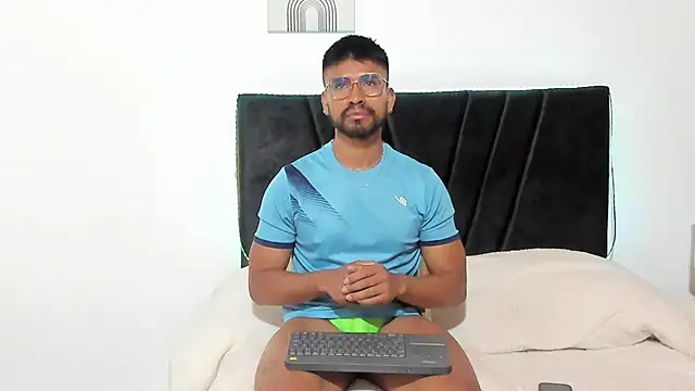 Taylormaccurdy  online show from November 2025 02:52:02 PM