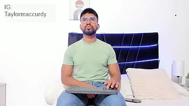 Taylormaccurdy  online show from November 2025 02:06:01 PM