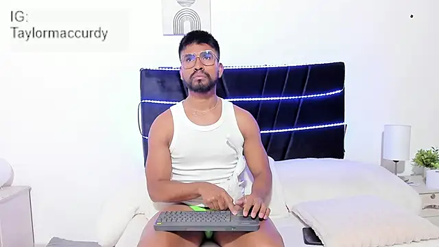 Taylormaccurdy  online show from November 2025 02:06:02 PM