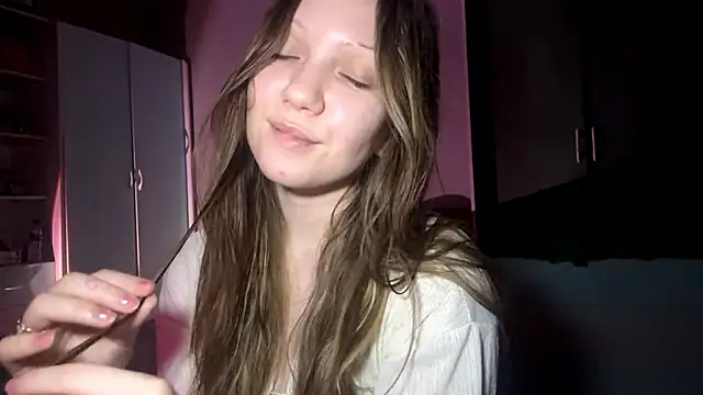 EmiIyKitty online show from February 2026 06:28:02 PM