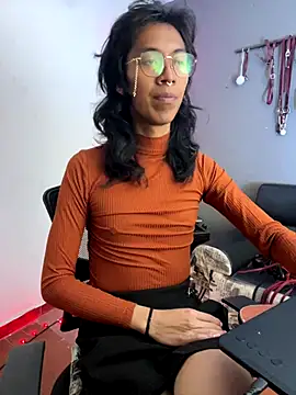 Snapshot of MadamLeRouge chatting on November 2025 11:30:01 PM MadamLeRouge online show from November 2025 11:30:01 PM