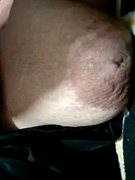 Snapshot of Hotmommax chatting on October 2025 05:09:01 PM Hotmommax online show from October 2025 05:09:01 PM