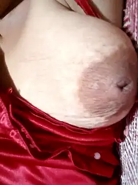 Snapshot of Hotmommax chatting on January 2026 06:01:01 PM Hotmommax online show from January 2026 06:01:01 PM