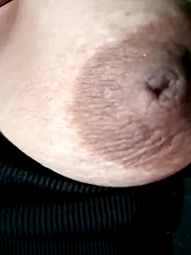 Snapshot of Hotmommax chatting on February 2026 08:40:02 PM Hotmommax online show from February 2026 08:40:02 PM