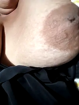 Snapshot of Hotmommax chatting on February 2026 08:16:01 PM Hotmommax online show from February 2026 08:16:01 PM