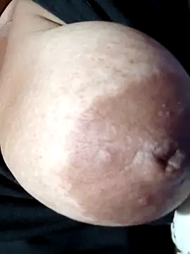 Snapshot of Hotmommax chatting on February 2026 07:59:01 PM Hotmommax online show from February 2026 07:59:01 PM