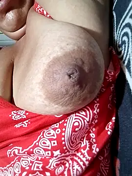 Snapshot of Hotmommax chatting on February 2026 07:44:02 PM Hotmommax online show from February 2026 07:44:02 PM