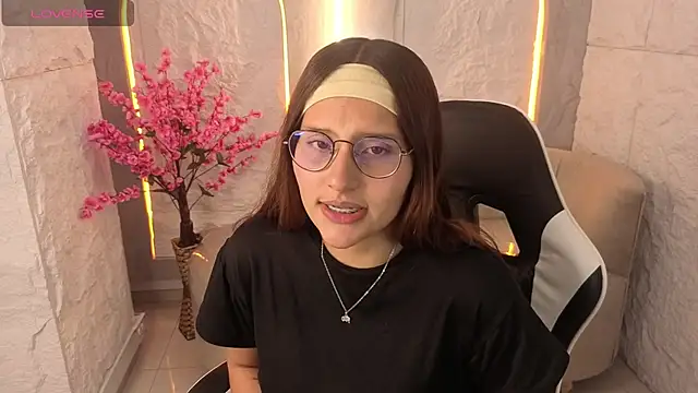 Nyx Tamy Tx  online show from October 2025 01:00:02 PM