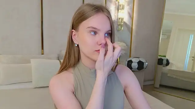 Lili Lohan online show from July 2026 05:02:02 AM