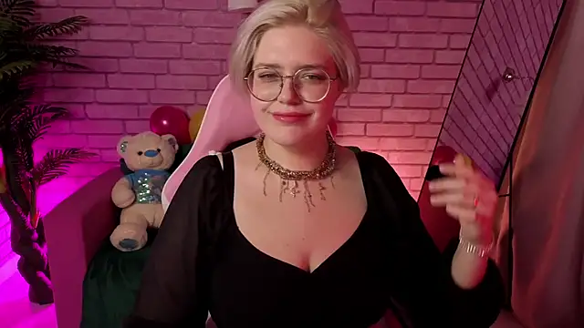 Snapshot of DominiqueSweetie chatting on November 2025 12:16:02 PM DominiqueSweetie online show from November 2025 12:16:02 PM