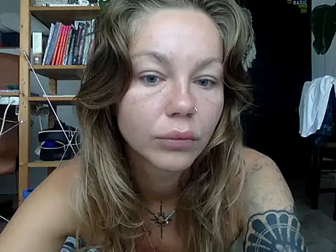 Snapshot of MiraLuna chatting on September 2025 07:57:01 AM MiraLuna online show from September 2025 07:57:01 AM