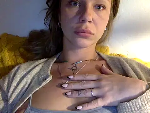 Snapshot of MiraLuna chatting on October 2025 09:24:01 PM MiraLuna online show from October 2025 09:24:01 PM