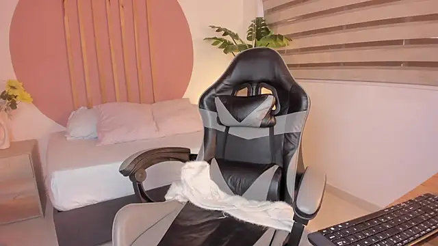 mia curry online show from October 2025 08:06:02 PM