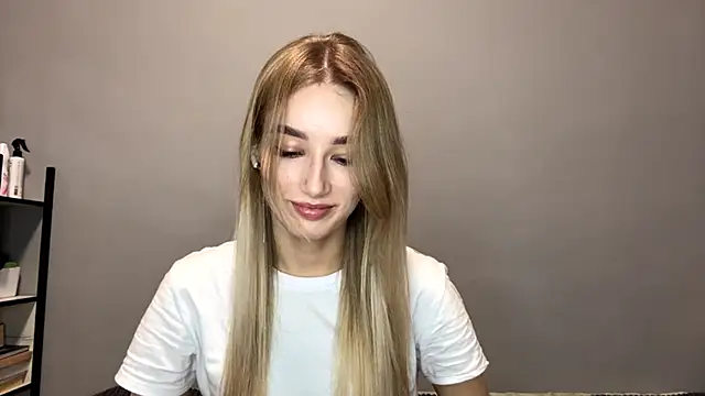 Snapshot of SweetCatherine chatting on September 2025 11:59:01 AM SweetCatherine online show from September 2025 11:59:01 AM