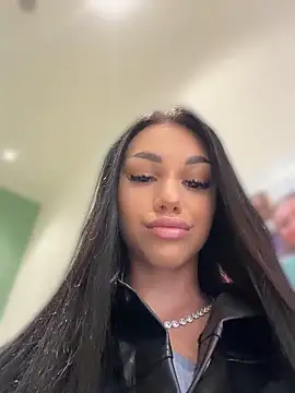 Snapshot of ilariea_girl chatting on May 2026 02:11:01 PM ilariea girl online show from May 2026 02:11:01 PM