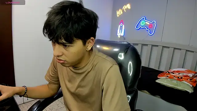 StiwenTwink online show from December 2025 12:32:02 PM