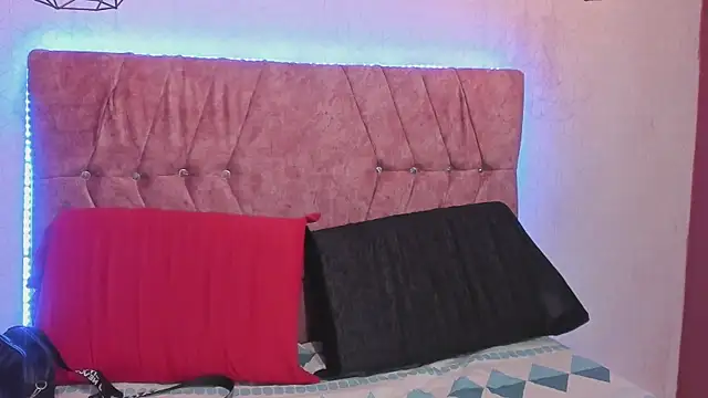 Snapshot of Mia_lopez_1 chatting on October 2025 01:12:01 PM Mia lopez 1 online show from October 2025 01:12:01 PM