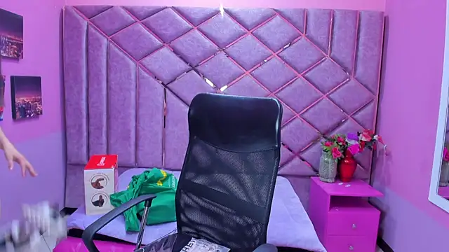 sarah sweett  online show from April 2026 02:55:02 PM