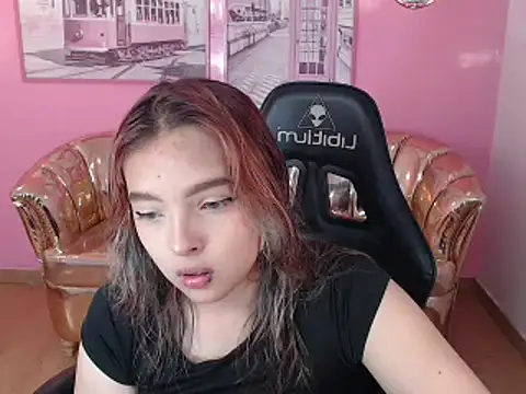 mia foster t online show from October 2025 12:35:02 PM