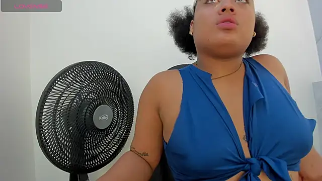 Snapshot of yeliss_brown chatting on October 2025 03:52:02 AM yeliss brown online show from October 2025 03:52:02 AM