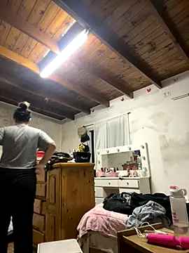 AraHot3 online show from October 2025 12:00:02 AM