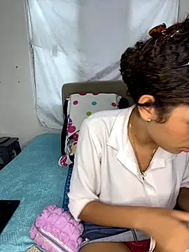 Azza  Slimene online show from October 2025 06:41:02 PM